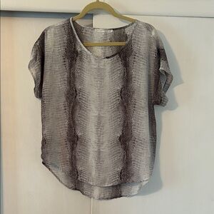 Violet & Claire Gray and Brown Short Sleeve Top